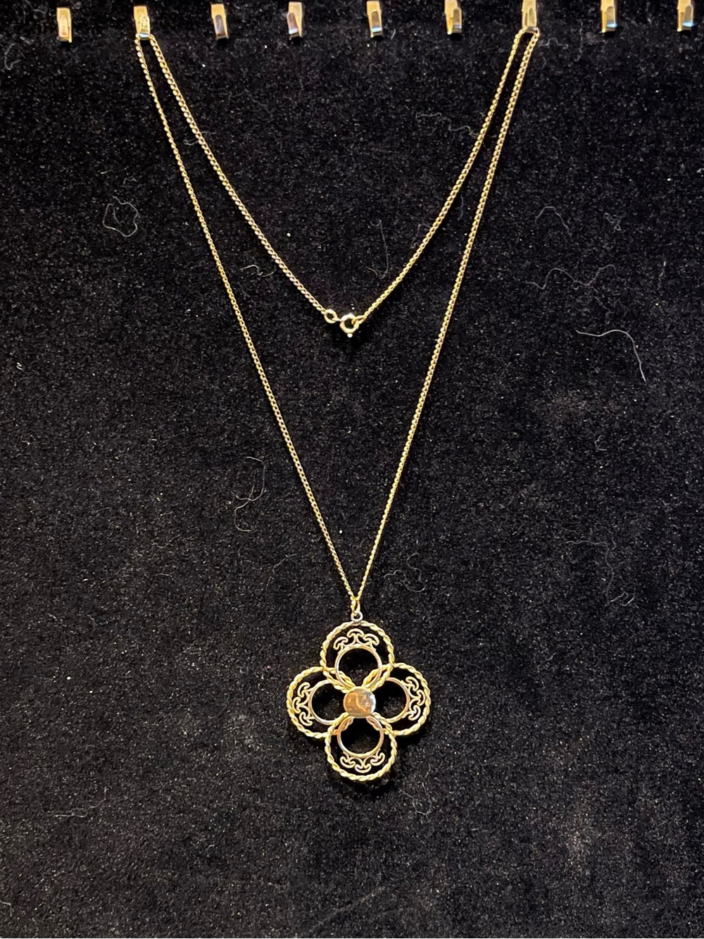 Vintage Delicate Gold Tone Filigree Quatrefoil Openwork Pendant Necklace